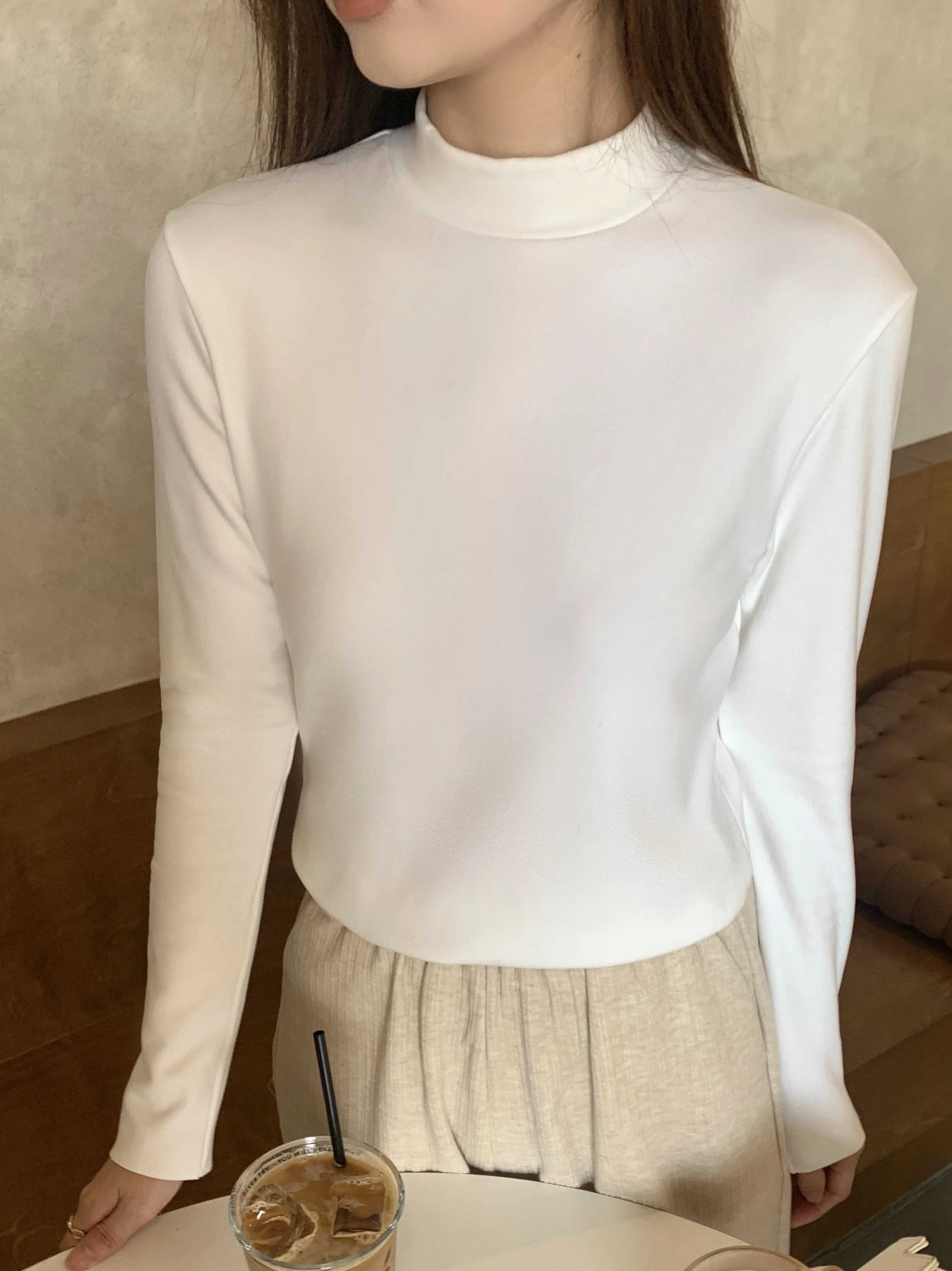 大人可愛いの本質とは？ハイネックTシャツで失敗しないスタイル作り
