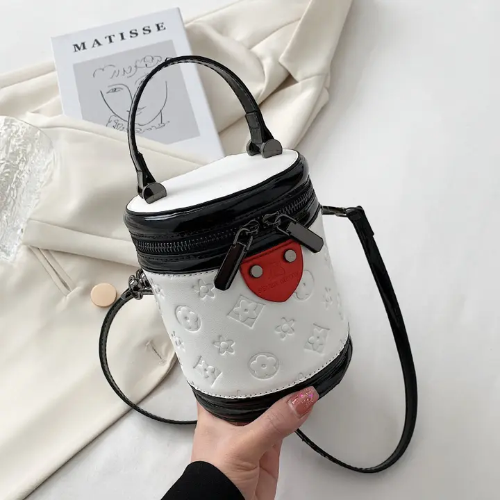 スタイリッシュなハンドバッグ【バケット型・エンボス加工・ショルダー付き・クラシックデザイン】