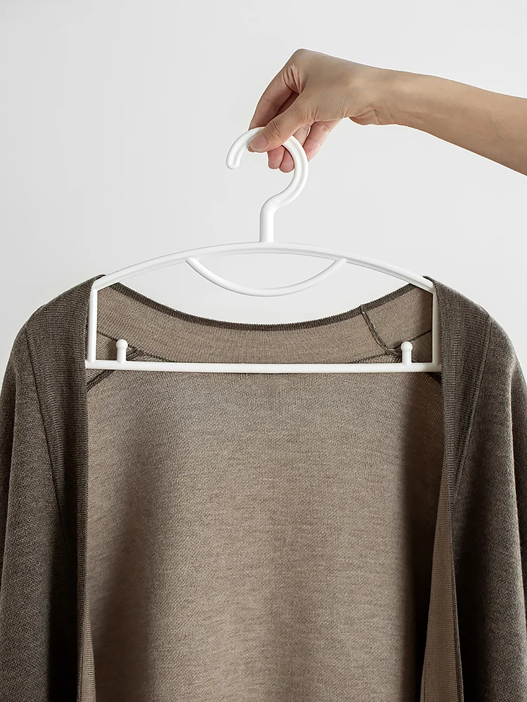 滑り止め付き広肩ハンガー：洋服収納の安定性と空間効率を実現