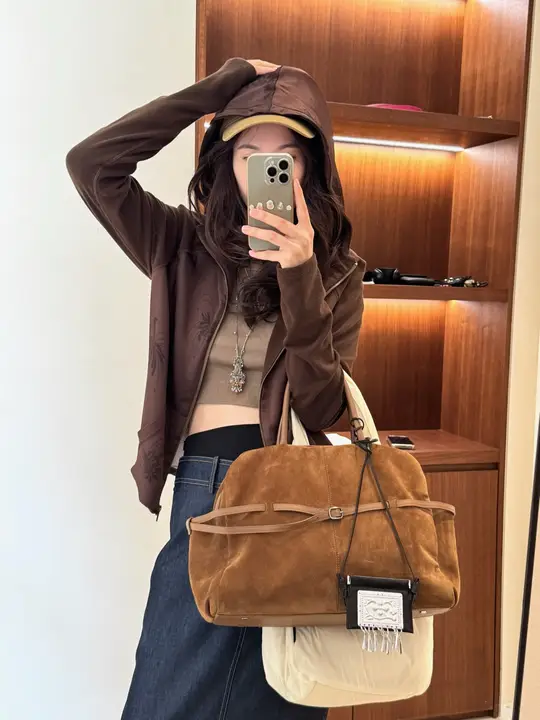 花柄デザインのラウンドネックファスナー付きフーディ【女性用・秋冬向け・透かし編み】