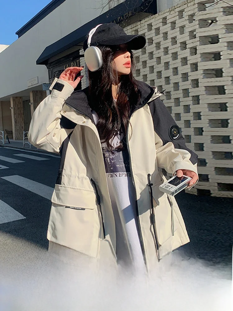 アウター セールの時期にぴったり！オフホワイトのバイカラーフードジャケットは、どんなシーンで活躍するの？