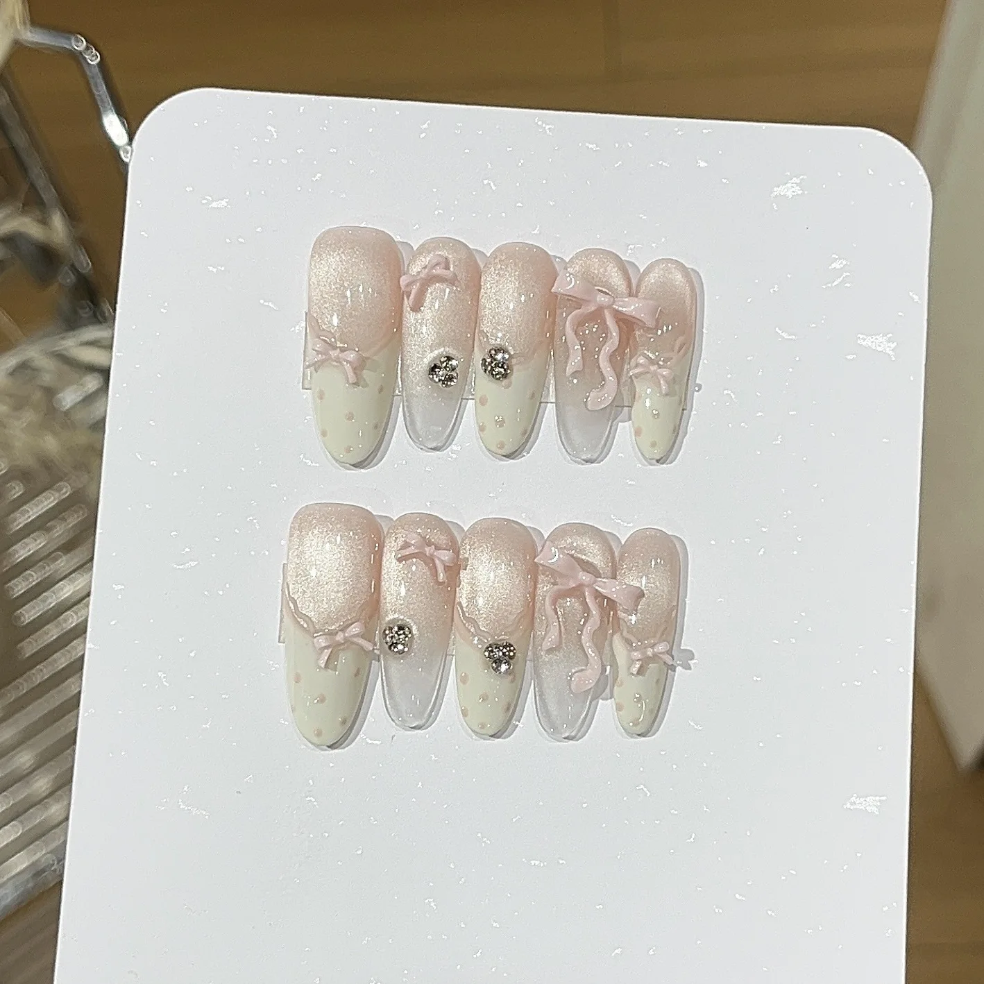 ゲルネイルの仕上がりは本当に美しいの？バレエ風の白いフレンチネイルが解決する3つの悩み