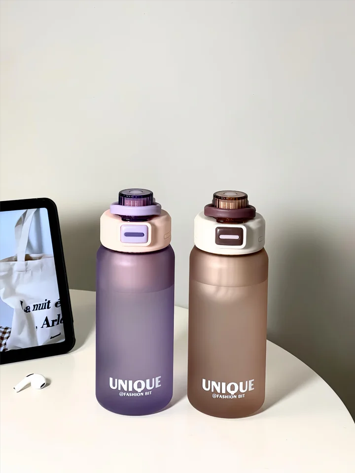 高品質なデザイン！夏用マット仕上げ大容量携帯プラスチック水筒【直飲み・提手付き】