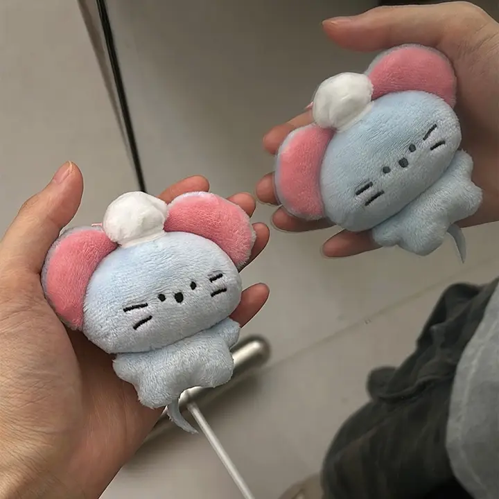かわいい毛糸製のキーリングマウスチャーム【丸みを帯びたデザイン・ファー仕様】