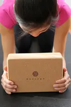 エコ素材のコルクヨガブロック【耐久性・高密度・初中級者向け練習補助用】