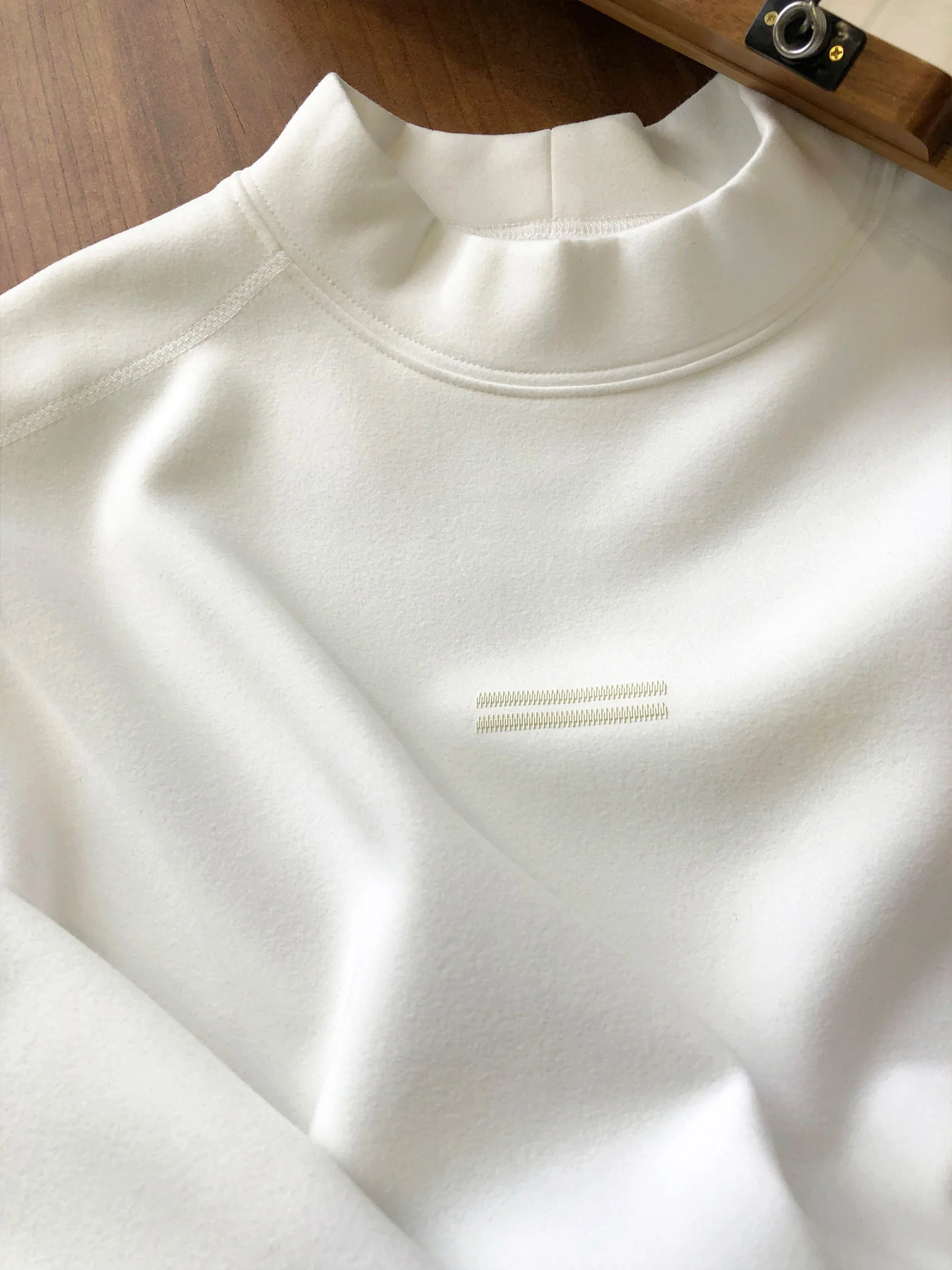 白Tシャツ 羽織るもの メンズ：極上の柔らかさと保温性を備えたハイネック長袖Tシャツ