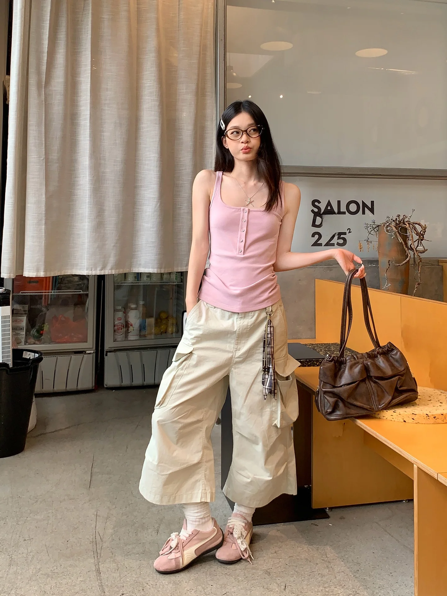 カジュアルガーリーに合うパンツは、本当に「ゆったり」が勝ちますか？