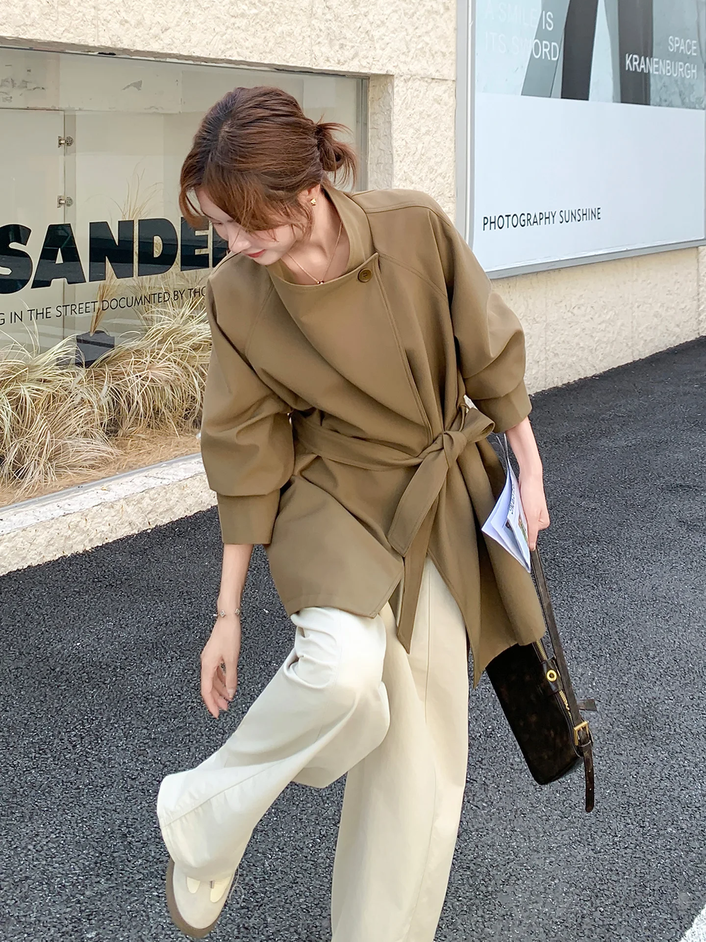 カーキ色ライダースジャケット：通勤シーンにおけるシルエット美と高級感の実現