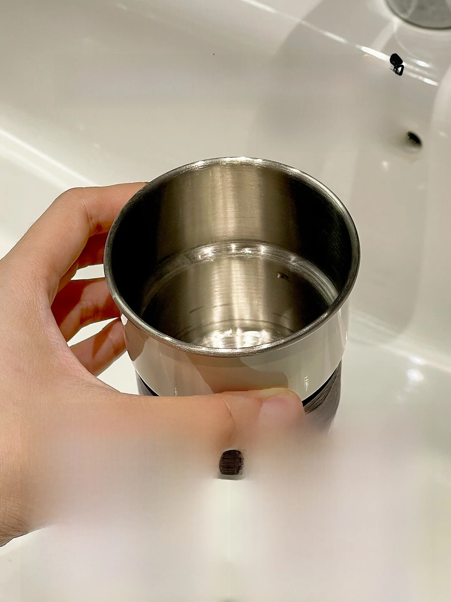 磁気吸引式洗口カップホルダー：壁掛けでシンプルに衛生的に収納