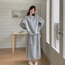 グレーのストライプスウェットシャツ【ラフなデザイン・ラウンドネック・ミディスカート・春用】（セットアップ対応）