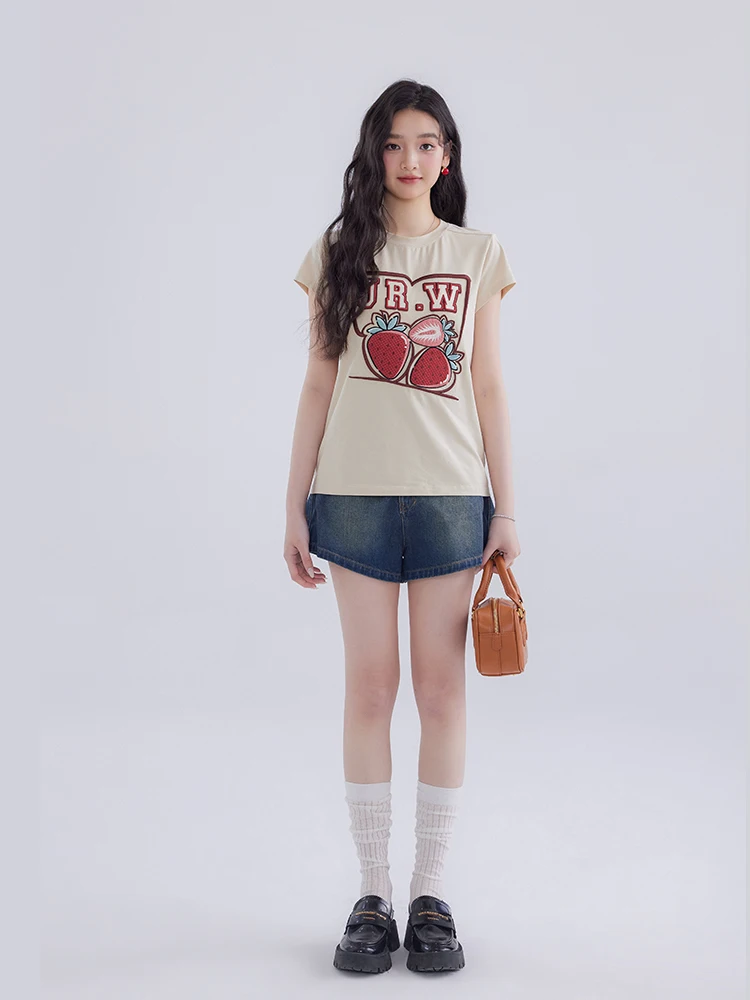 アメリカンビンテージスタイルのTシャツとハイウエストデニムショートパンツセット：高校生が真似しやすいアメリカティーンファッションの実用ガイド