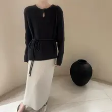 洗練されたデザイン！赤い中長丈のラウンドネックニットトップス【リボン付き・秋冬用・レディス】