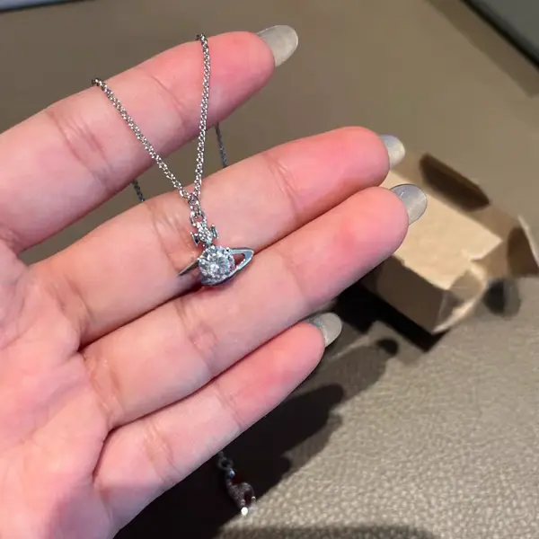 シンプルなデザインのサターンモチーフペンダントネックレス【ダイヤモンド付き・通勤用・ロックカラー】