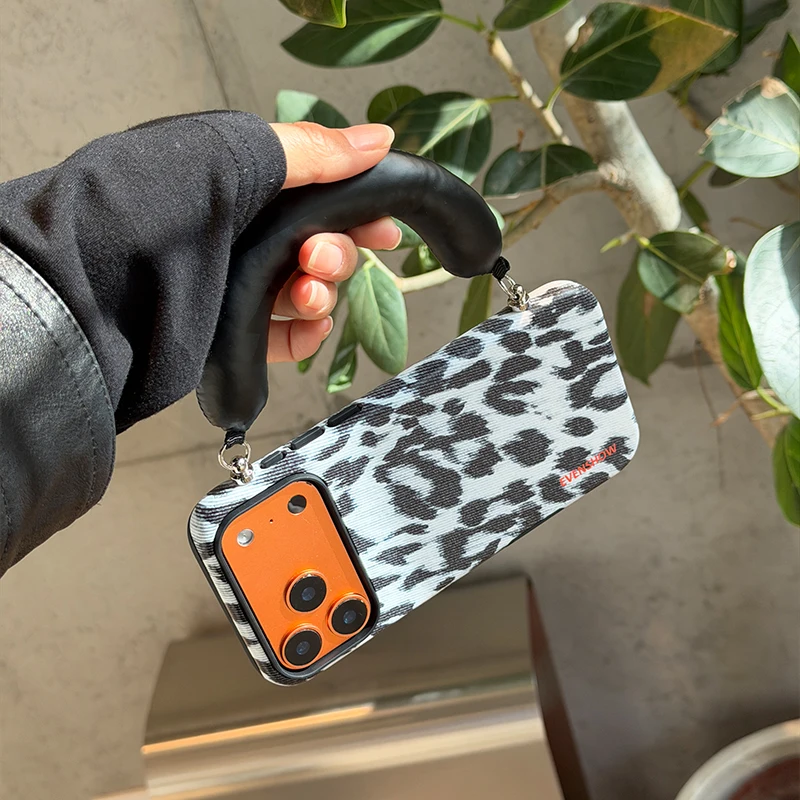 スマホショルダー おしゃれはどう選ぶ？豹紋がトレンドの個性的なケースが、通勤からお出かけまで救う