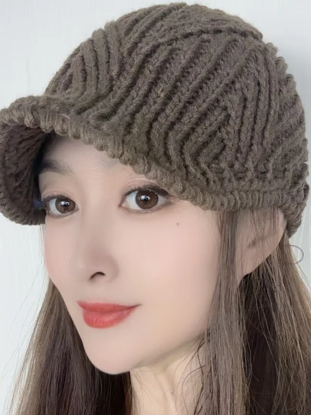 オシャレな手編みキャスケット帽：顔型補正と白髪隠しを実現する女性向け四季通用の遮陽帽