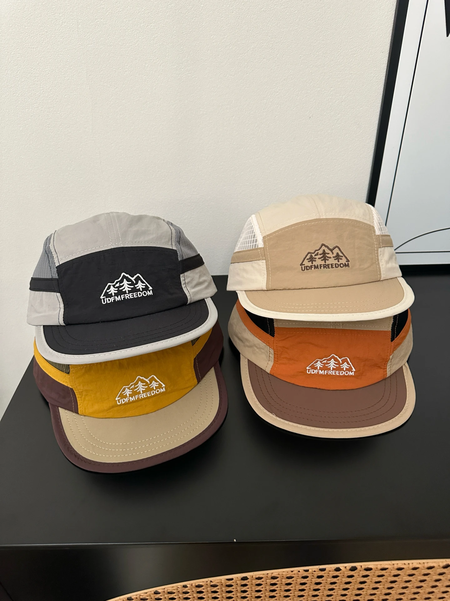 通気性に優れた速乾性ハット：春夏用キャンプ・登山向けのUVカットショートブリムキャップ