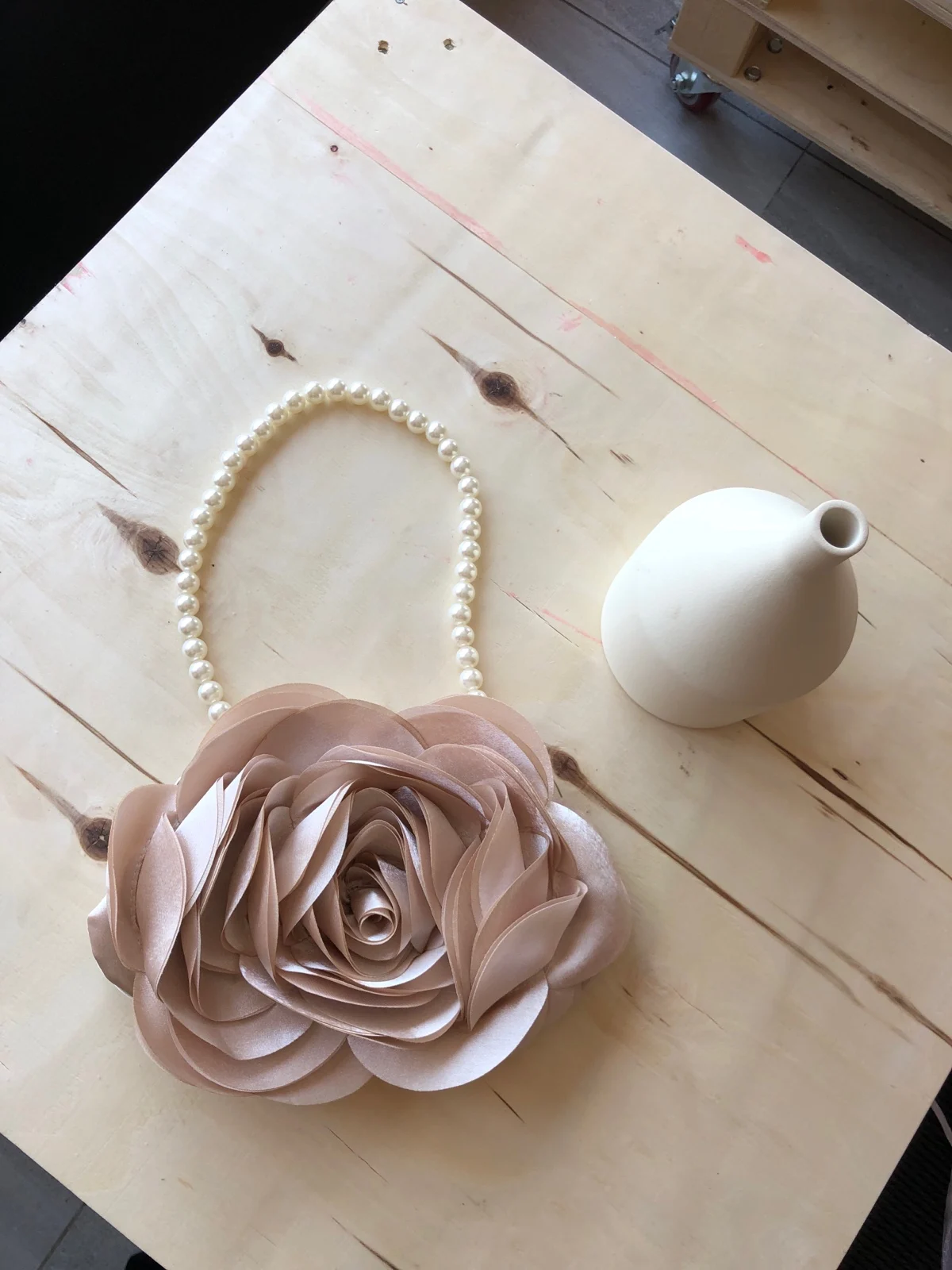 フューシャピンク バッグ：デザイン性のある花柄ハンドバッグの実用性と使い分け
