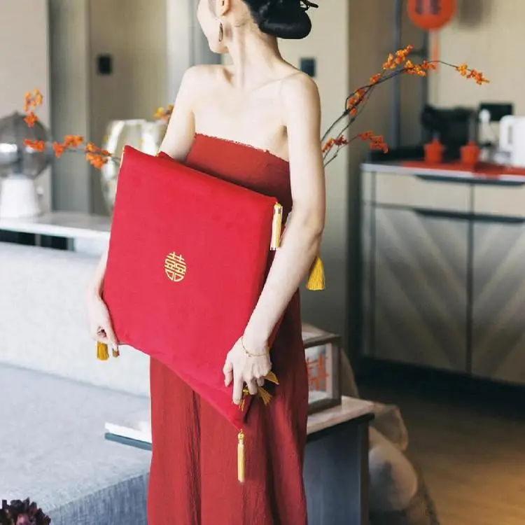 中国婚礼衣装の種類を教えてください：洗練されたレッドカラーワンピースの選定ガイド