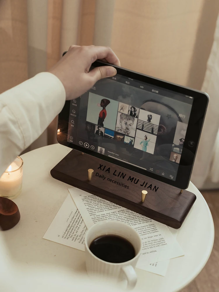 ベッドサイド用木製タブレットスタンド MPJ-0057：シンプルデザインで収納と安定性を両立