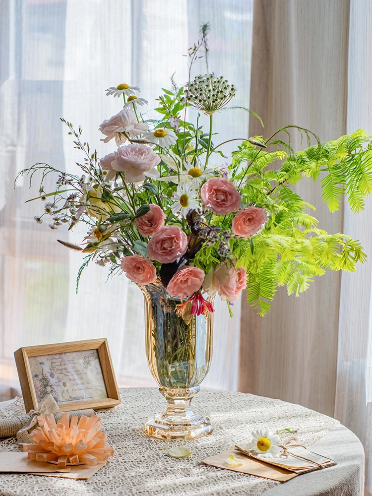 ドライフラワーを花瓶に飾るとき、本当に「生けやすい」花瓶を選ぶべきなのか？