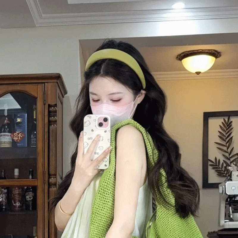 春の訪れを感じさせる広幅ヘアバンドで、フェイスラインを引き立てる方法は？