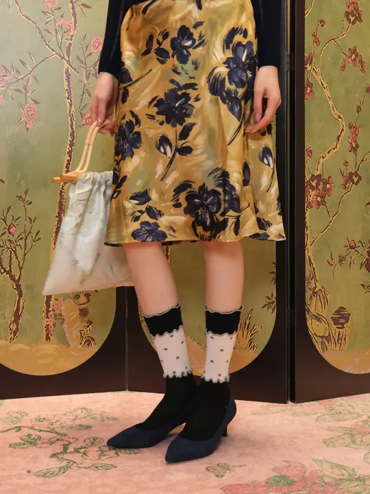デザインフラワーレース装飾の黒白コンビレッグソックス【極上の柔らかさ・洗練されたスタイル】