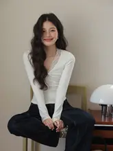 レース切替のホワイト長袖Tシャツ【Vネック・女性用・フィット感のあるデザイン】