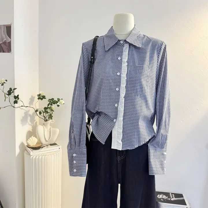 レースアクセントの青いチェック柄長袖シャツ【フレンチスタイル・女性用】