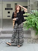 不規則デザインの黒いトップスとプリントパンツ【軽やかでカジュアル・夏用】（セットアップ対応）