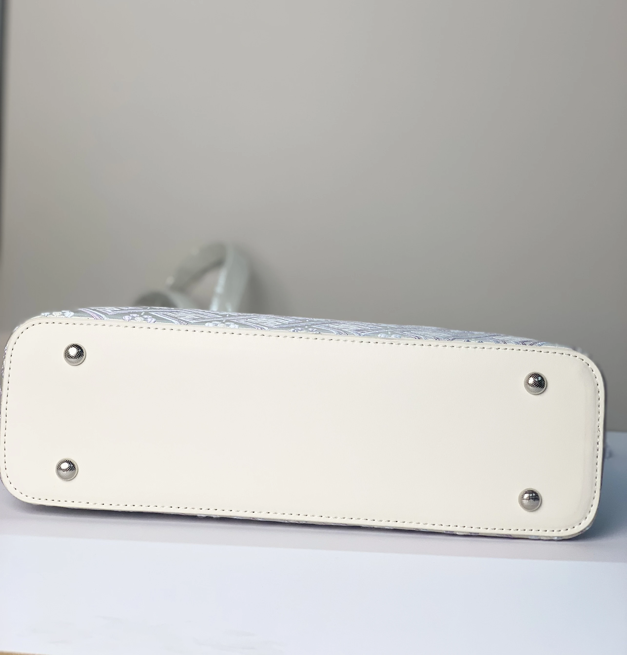 お洒落なバッグを買うときに迷うなら、この1つのトートバッグが解決する！