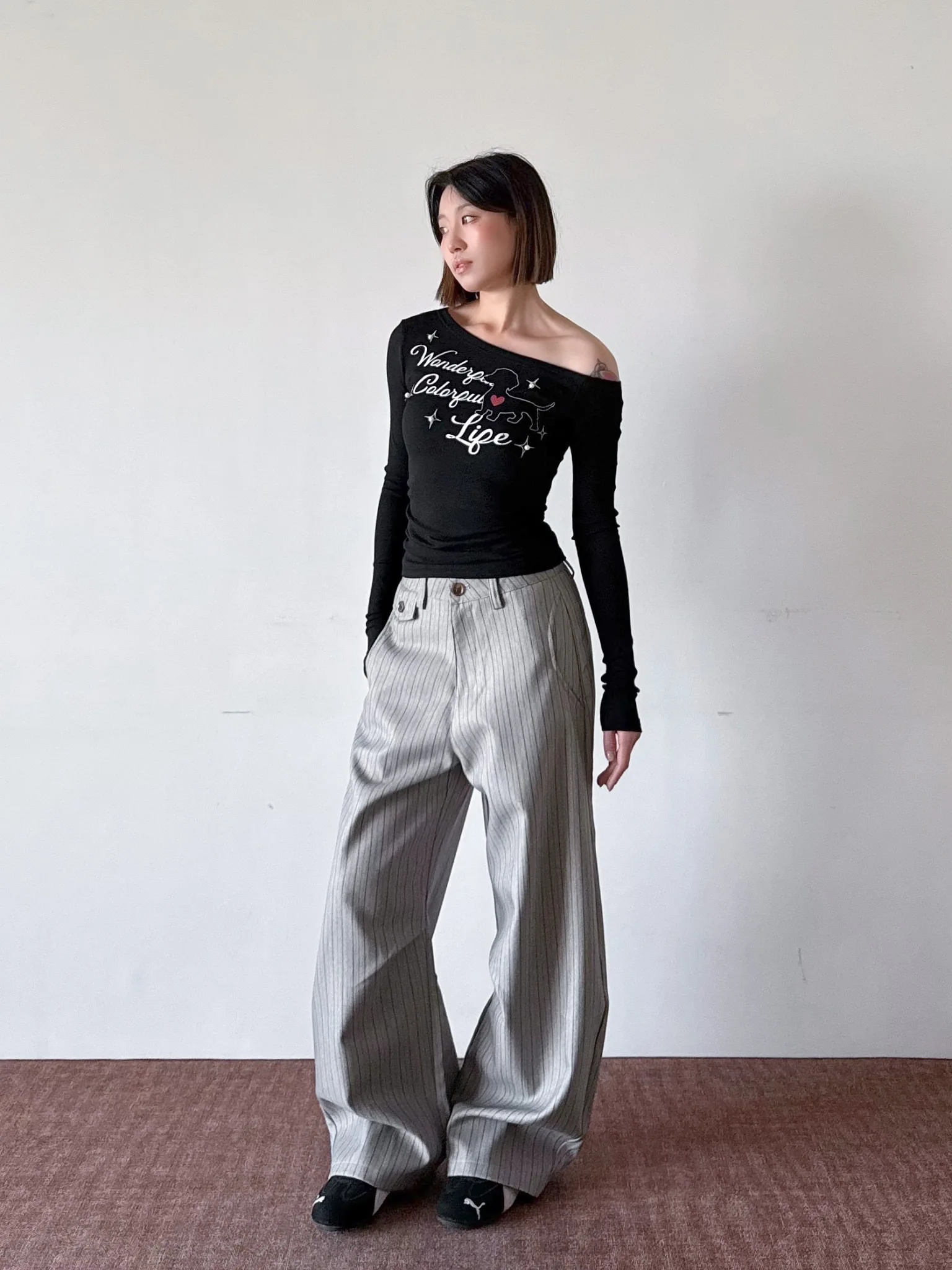 ストライプワイドパンツ：美式スタイルのカジュアルレッグパンツが通勤にどう活用されるか
