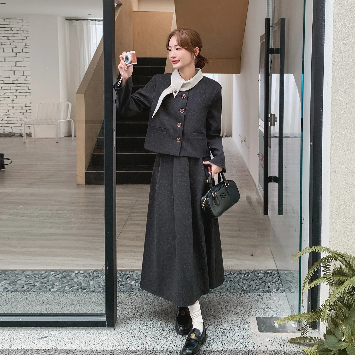 グレーの高級感あふれるジャケット風スカート【カジュアル・秋用・半袖】セットアップ対応：トレンドフェミニンの定義を実際の着用で解明