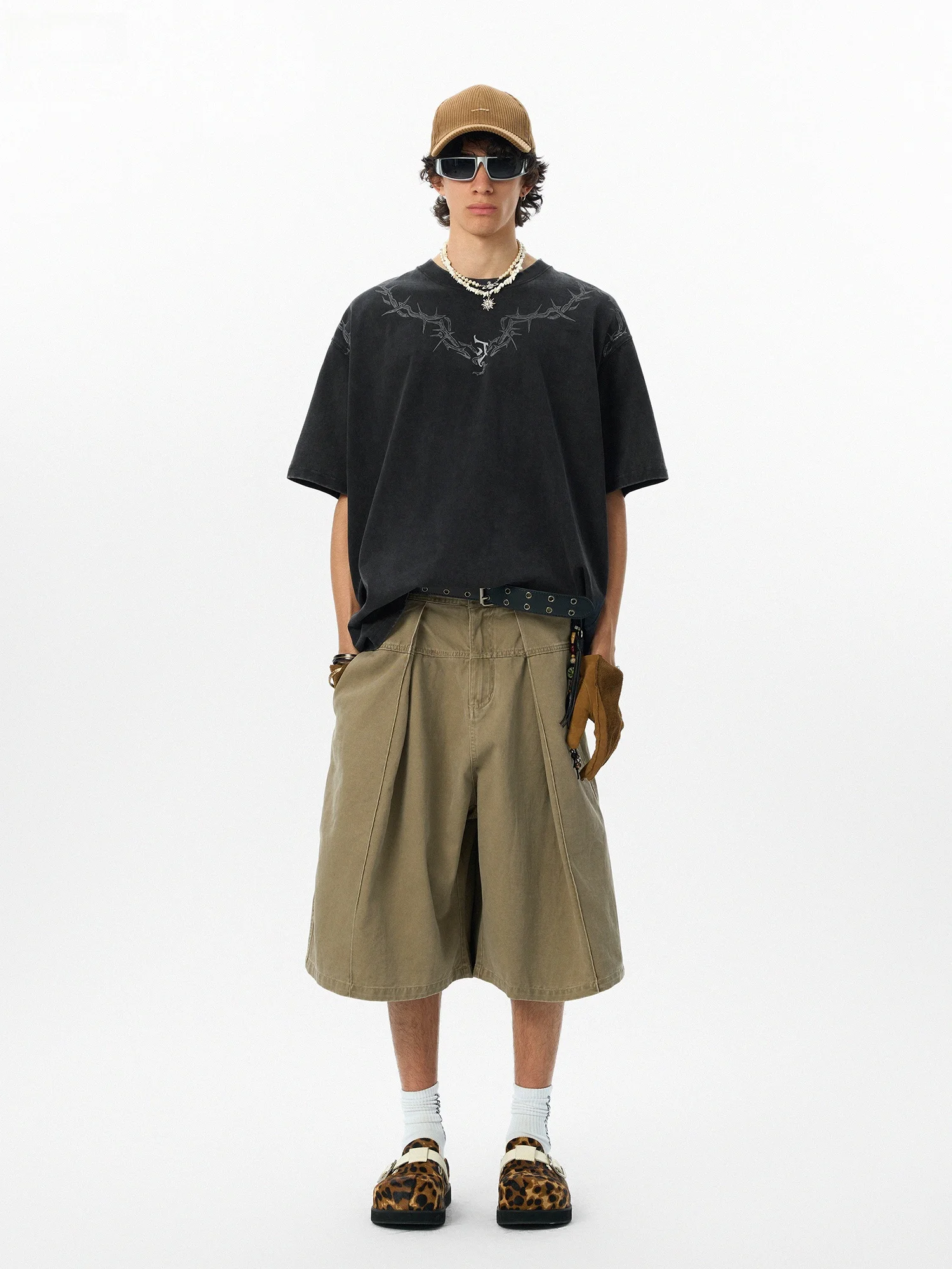 ゴシック風アメリカンTシャツ：メンズストリートファッションの定番スタイル