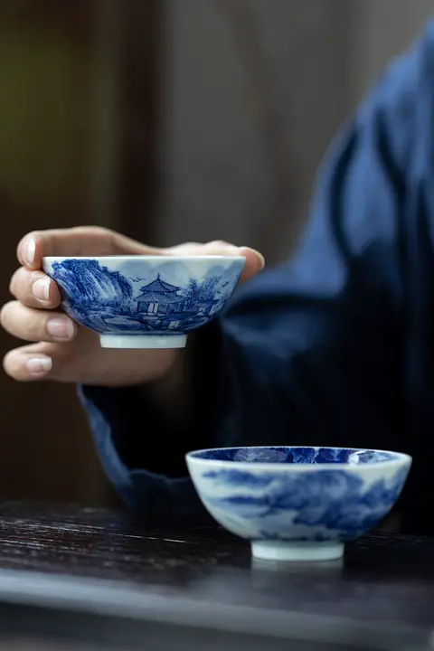 手描き山水デザインの青花瓷普洱茶杯【高級陶器・ハンドメイド】