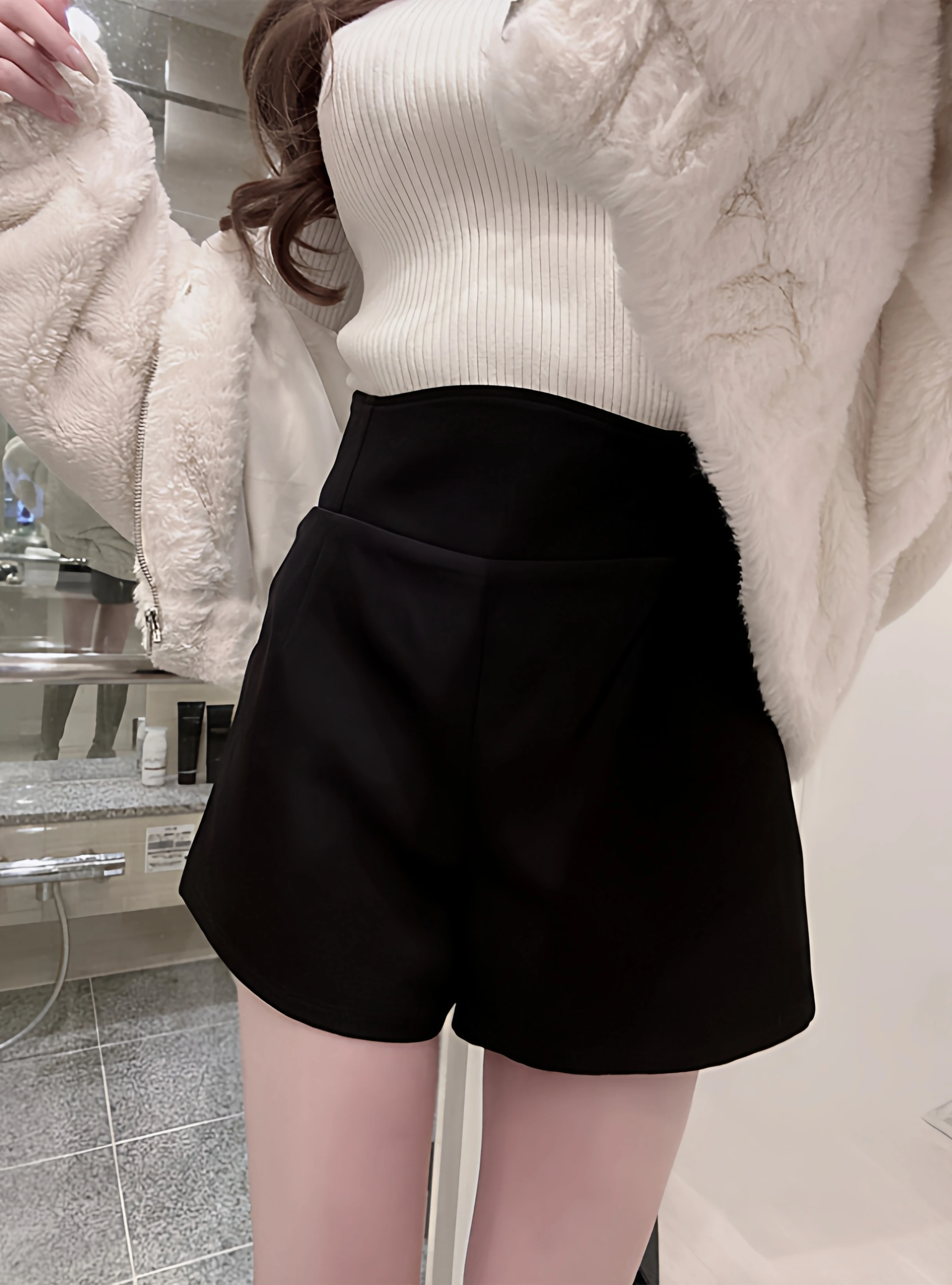 ハイウエストショートパンツ：高腰デザインが体のラインを自然に強調する女性用ショートパンツ