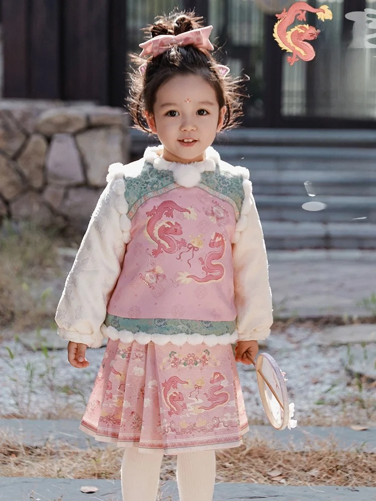 1歳半の女の子にぴったりの冬用セットアップ：中式スタンドカラーシャツとふわふわボール付きスカート