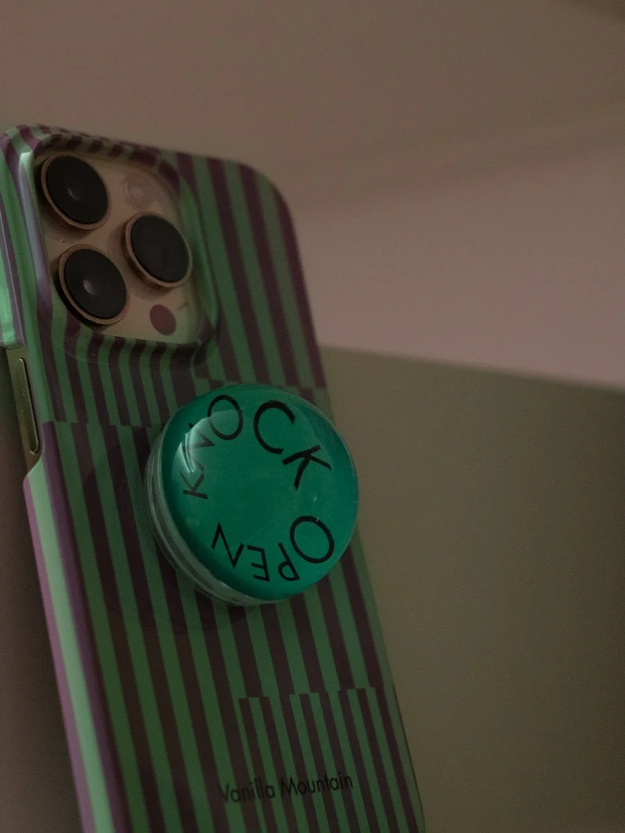 オリジナルデザインのiPhone用フィルムケース【光沢仕上げ】：条紋の復古風が人気ブランドグッズとしての魅力を実現
