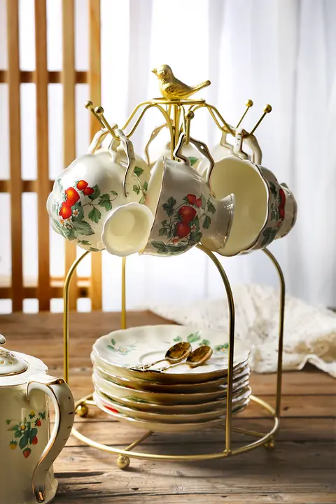 ストロベリーデザインの金縁陶器コーヒーカップ＆プレートセット【ティーポット付き・復古スタイル・優雅なアフタヌーンティー用】