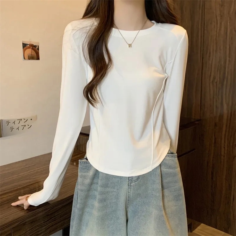 通勤風のTシャツの下に着る長袖をどう選ぶ？アーチ型裾とフリース素材が解決する悩み