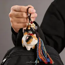 手作り木彫り猫型キーホルダー【招財猫・三毛猫デザイン・自動車やバッグに最適】（セットアップ対応）