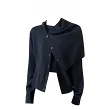 優雅なデザインの丸首ニットカーディガン【ボタン付き・カシュクール・秋冬用・極上の柔らかさ】（セットアップ対応）