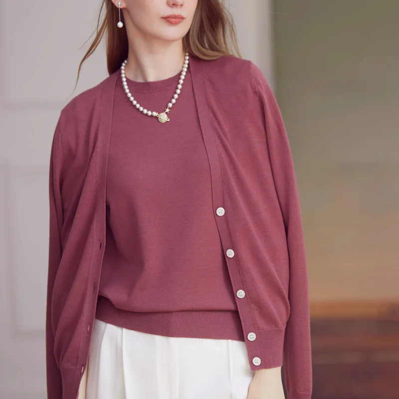 大人可愛い服 40代コーデ：シンプルなウールVネック長袖カーディガンの定義と特徴