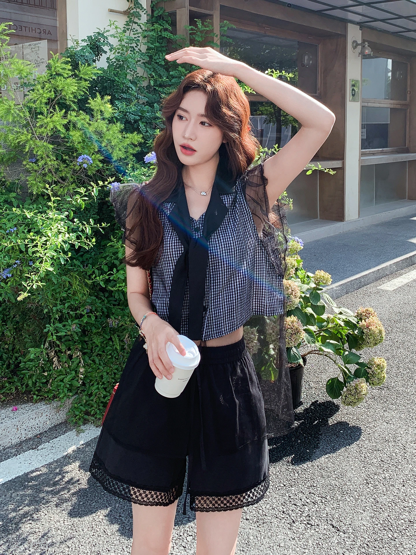 30代の夏コーデにぴったりなトップスは？黒のメッシュチェック柄トップスが解決するリアルな悩み