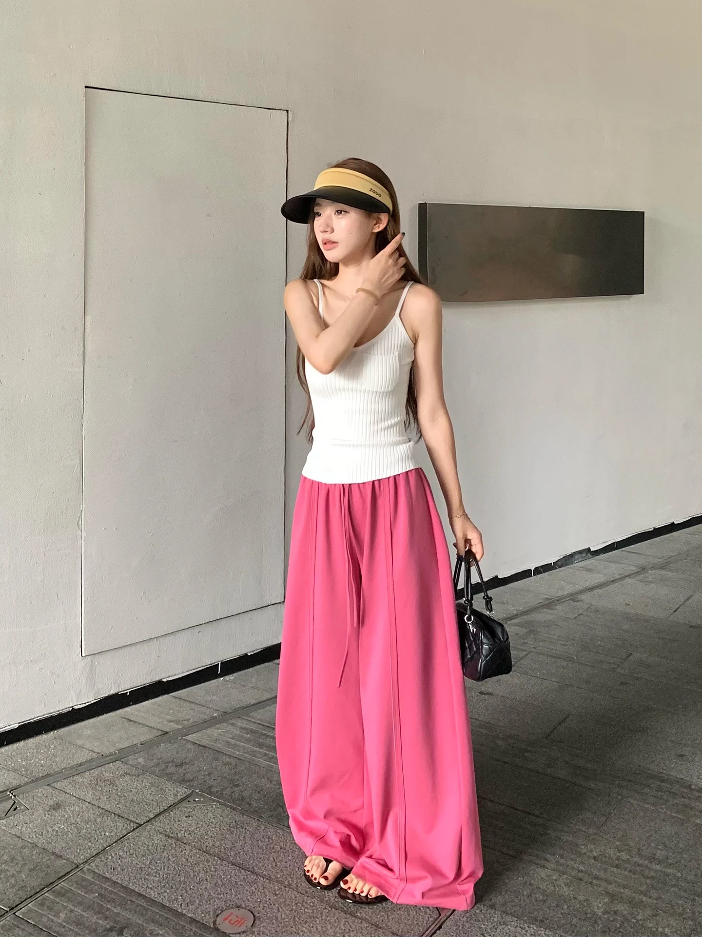 フィット ピンクのストレートカジュアルパンツ：2026夏の通勤風スタイルに最適な高腰直筒デザイン