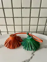フリンジ付き草裙デザインのレザーキーホルダー【手縫い・クラシックアクセサリー】