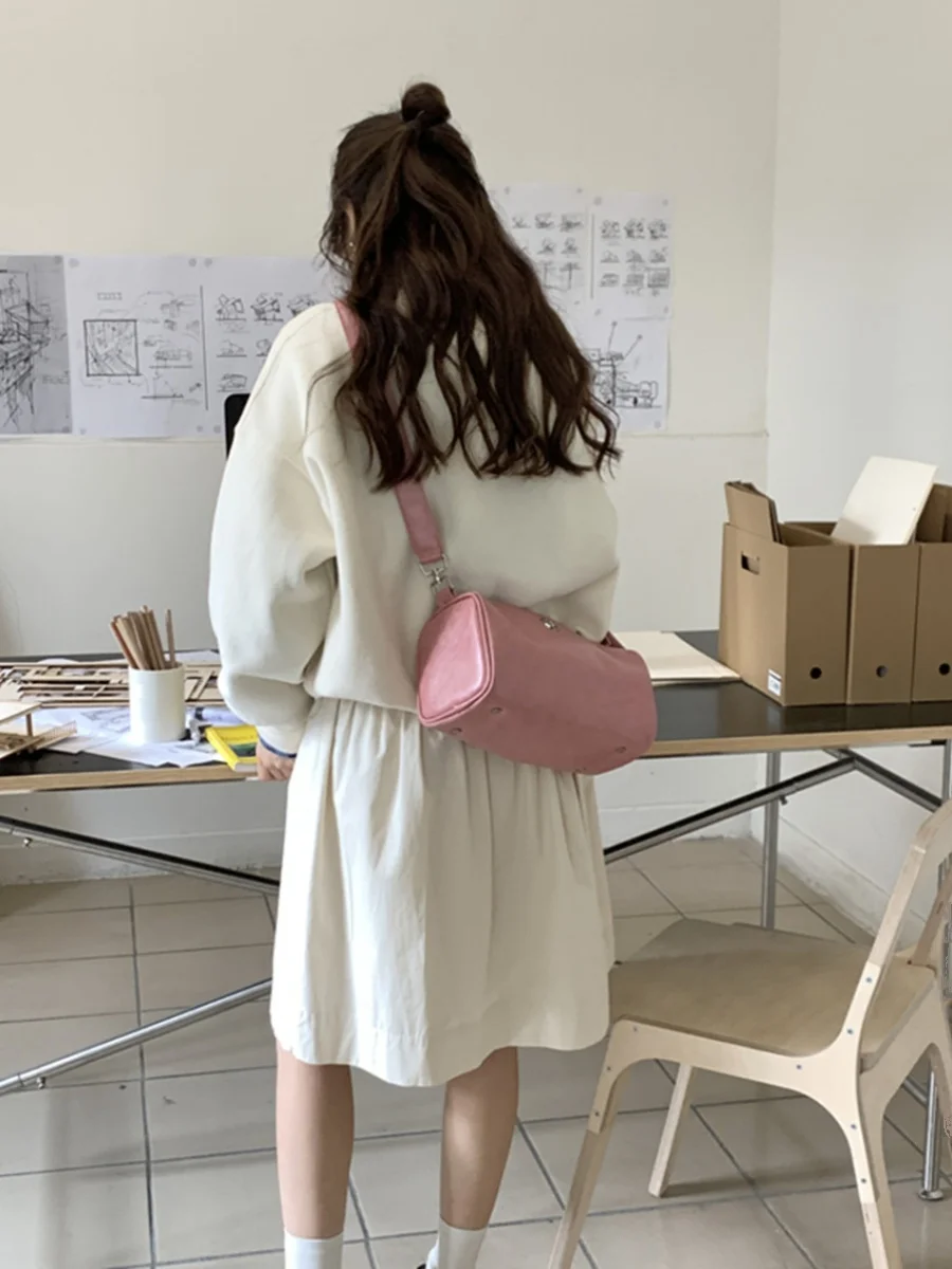 春にぴったりなピンクのショルダーバッグ【ボストン型・スタイリッシュ・多用途】