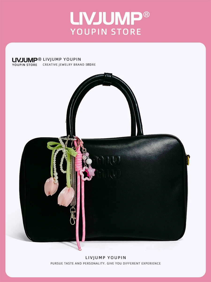シンプルなチューリップ型バッグチャーム：リボンデザインでバックパックやキーホルダーに最適な機能とデザイン