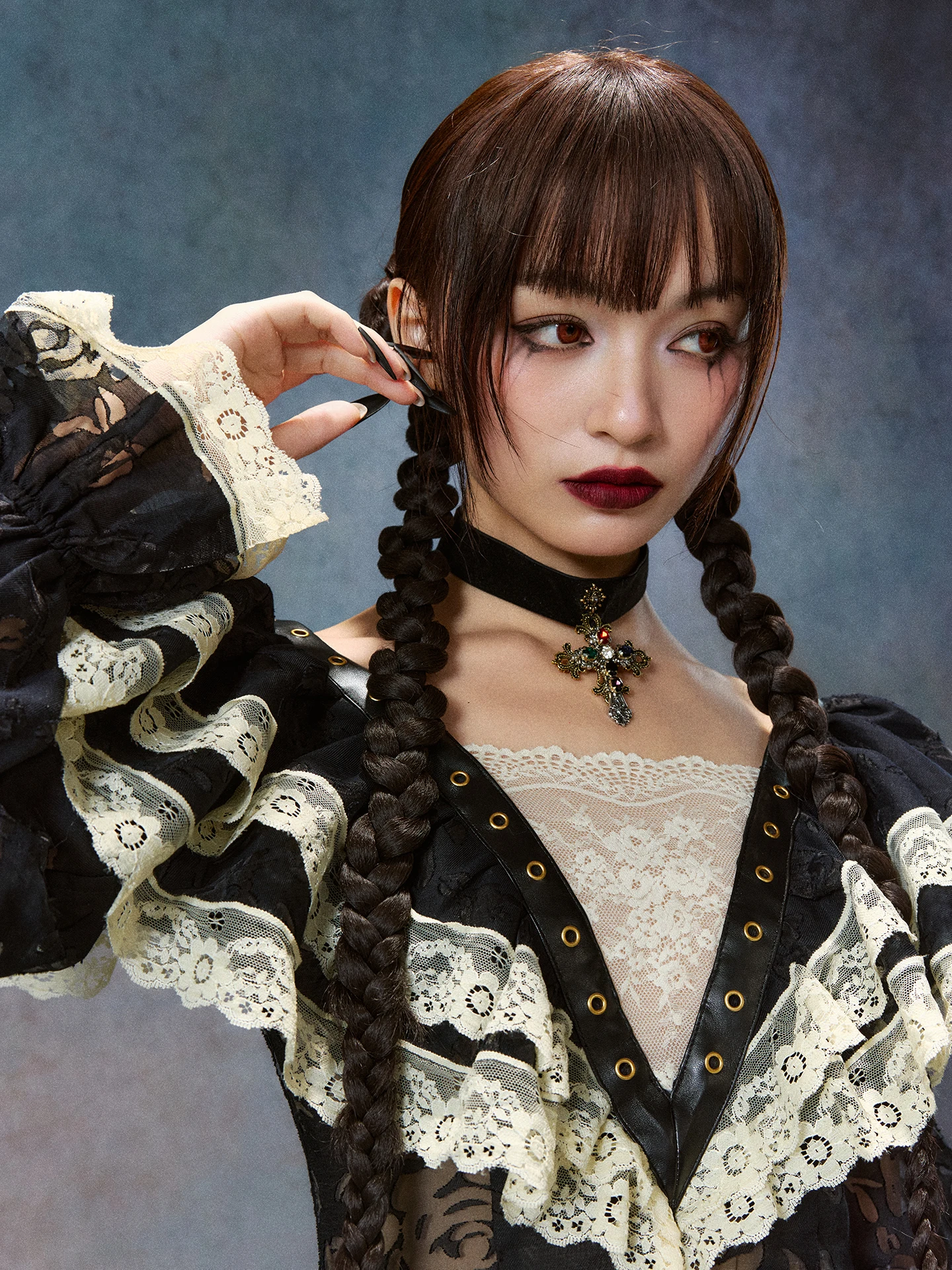 ハロウィン風デザインの十字架ブローチネックレス：コスプレ用のアートモチーフアクセサリーとは