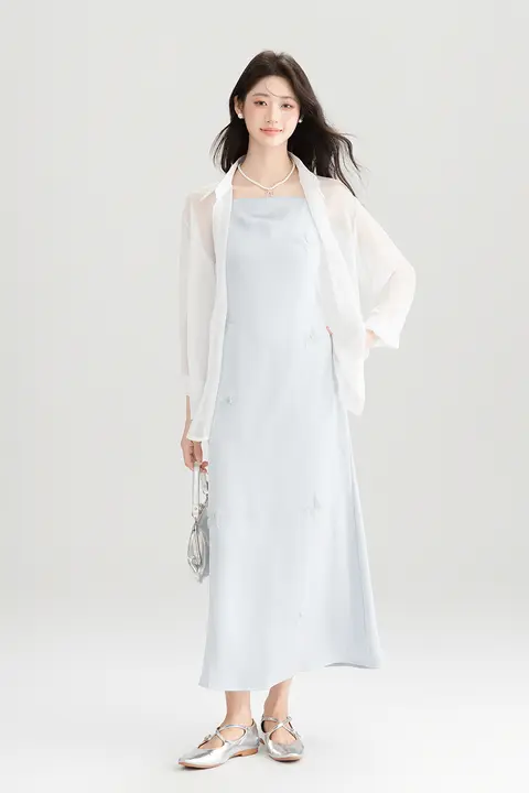 フレンチスタイルの立体的な蝶結びデザイン青色キャミソールワンピース【夏用・美しいシルエット・UVカット】（セットアップ対応）