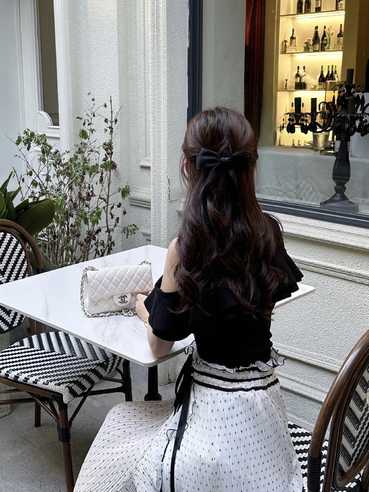 ママ友飲み会のドレス選びで迷うなら、この1着で解決できる？